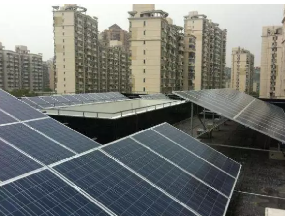 廠(chǎng)房屋頂全部由光伏組件構(gòu)成